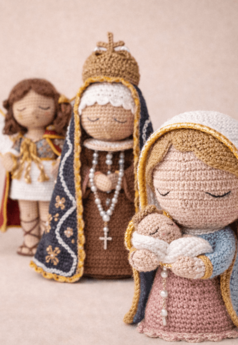 Mulher segurando amigurumis de santinhas